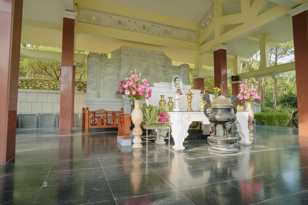 Cận cảnh phần mộ của bà Hoàng Thị Loan